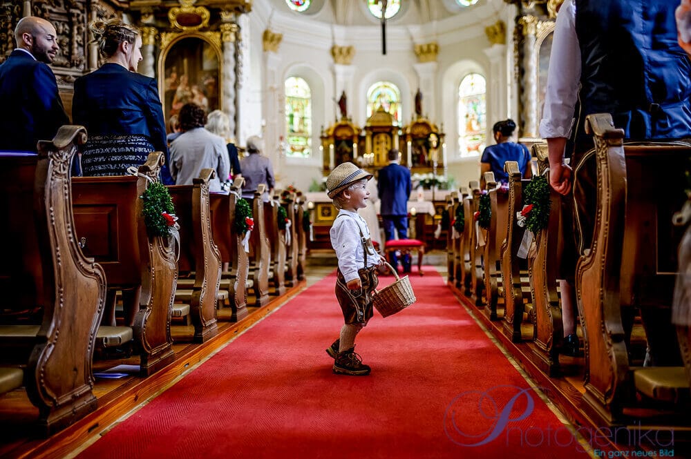 Fotograf München Hochzeit Blumenjunge Kirche