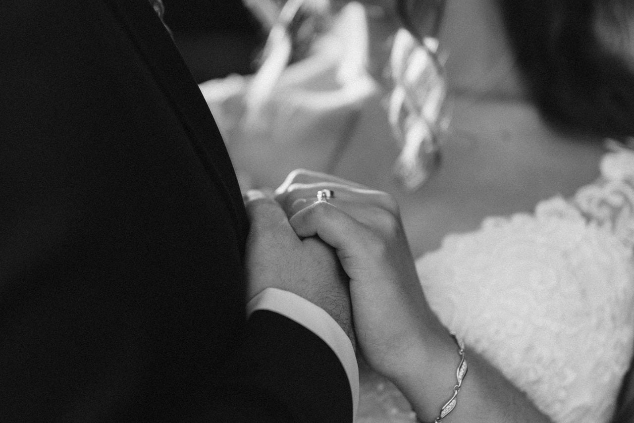 Hochzeitsfotografie händchenhaltendes Brautpaar